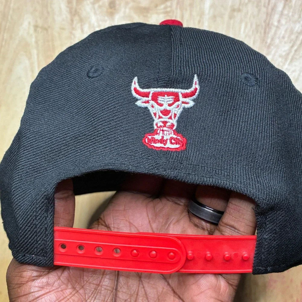 Vintage Y2K Chicago Bulls New Era Snapback Hat Black Red NBA Embroidered